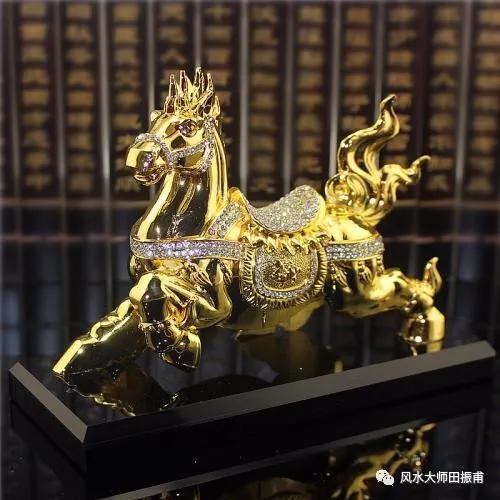 五行屬金的白色或銀色飾品,屬雞人的永久幸運顏色是什麼?