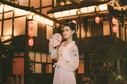 左下巴有痣的女人都很富貴嗎？痣上長毛吉利嗎？