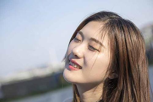 女人額骨高的面相怎麼樣，命運如何？