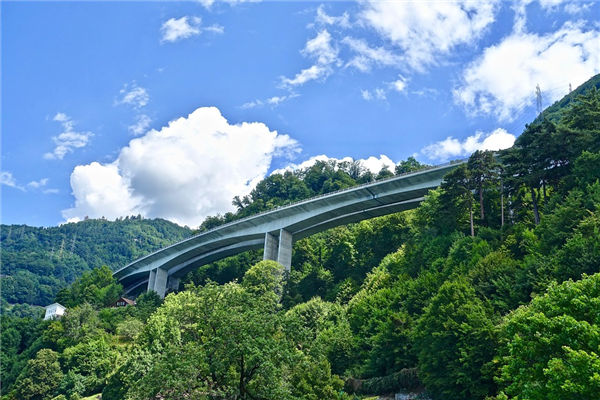 住立交橋旁邊好不好